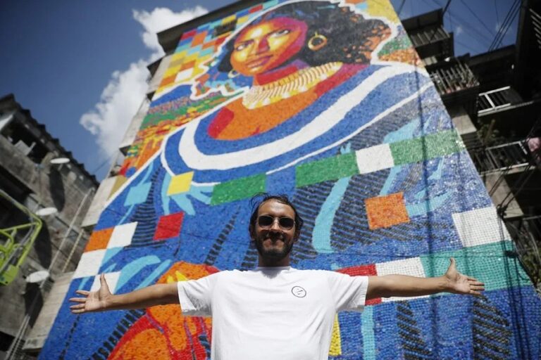 Una Gioconda salvadoreña hecha con tapas de plástico: obra del venezolano Oscar Olivares