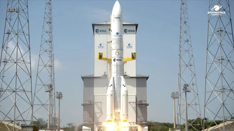 Ariane 6, la versión más avanzada del cohete europeo, despega por primera vez en medio de