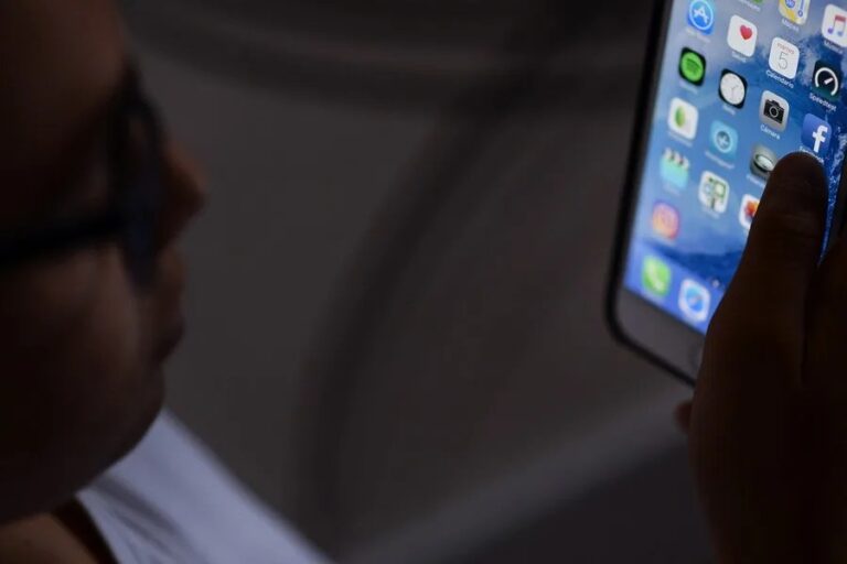 Un niño usa un teléfono móvil.