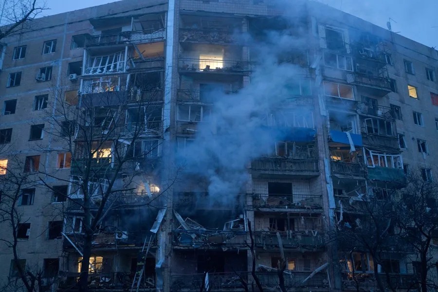 Vista de los da&ntilde;os causados en un edificio residencial tras un ataque ruso sobre Kramatorsk, Ucrania.