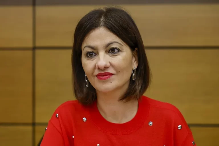 La ministra Rego aboga por limitar y posiblemente prohibir el uso de X para la población en general