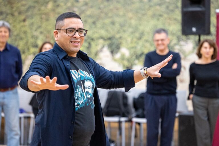 Explorar el tango como un proceso de autoconocimiento y reflexión personal en el baile y la música