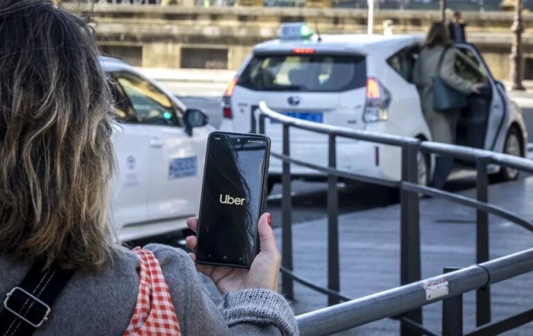 Uber y Nvidia planean lanzar robotaxis con inteligencia artificial en 2027 según una demanda