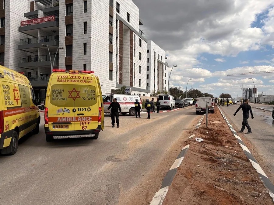 Un muerto y dos heridos grave tras el impacto de un misil iraní en el centro de Israel