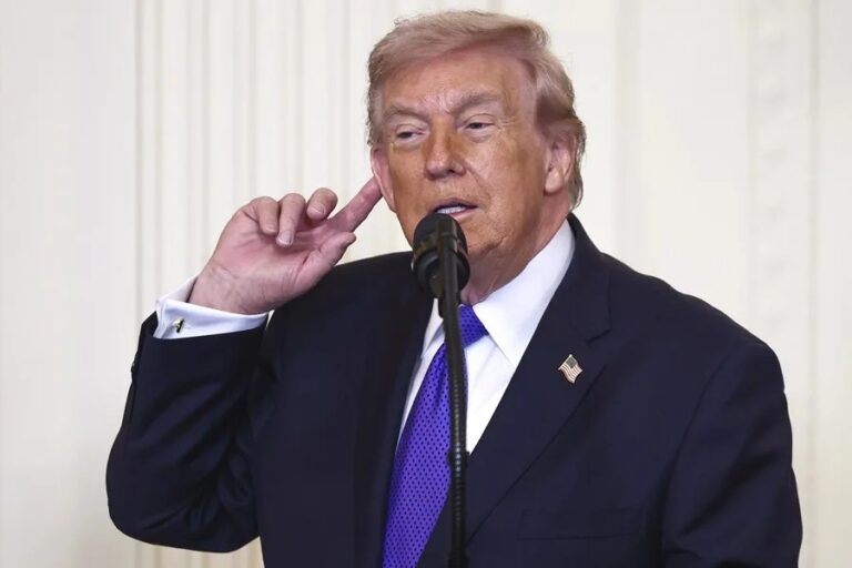 Trump luce un sarpullido en el cuello, que su médico atribuye a un tratamiento preventivo