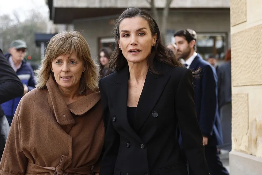 La reina Letizia (d) junto a la periodista Marta Carazo (i) a su llegada a la capilla ardiente del periodista Fernando &Oacute;nega.