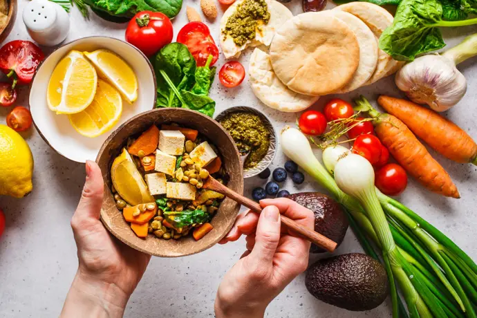 Estudio muestra qué tipos de cáncer tienen menor riesgo en vegetarianos y cuál se eleva