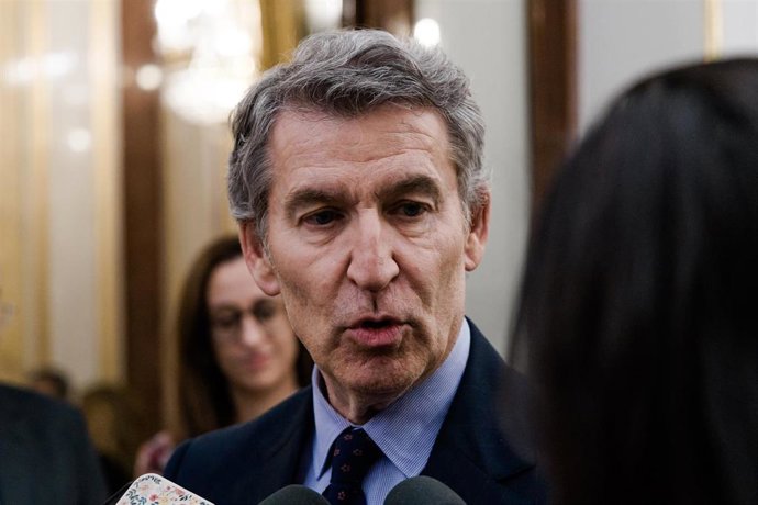 El presidente del PP, Alberto N&uacute;&ntilde;ez Feij&oacute;o, atiende a los medios de comunicaci&oacute;n a su llegada a una sesi&oacute;n plenaria en el Congreso de los Diputados, a 24 de febrero de 2026, en Madrid (Espa&ntilde;a).