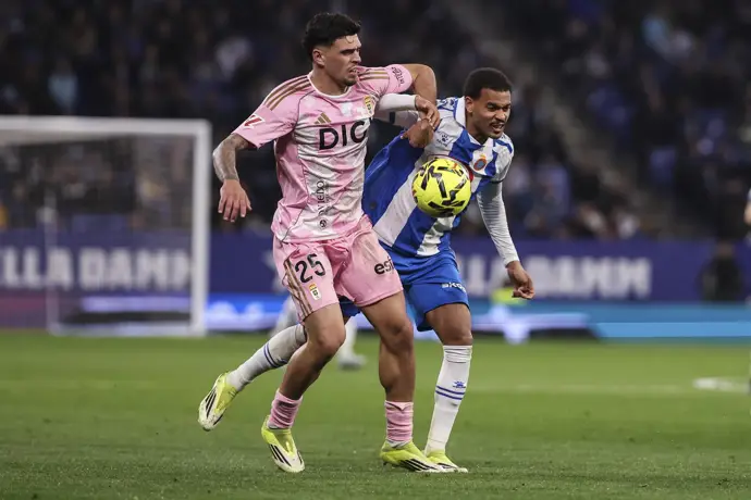 Espanyol y Oviedo firman un empate decepcionante en LaLiga, sin goles en el marcador.