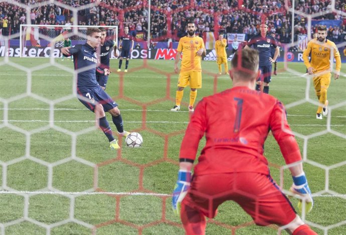 Archivo - Antoine Griezmann anota el 2-0 en el partido de vuelta de los cuartos de final de la Champions 15-16 entre el Atl&eacute;tico de Madrid y el FC Barcelona
