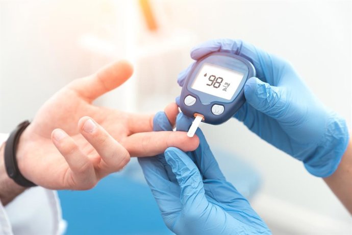 Archivo - Control del nivel de glucemia en un paciente de diabetes con un gluc&oacute;metro.