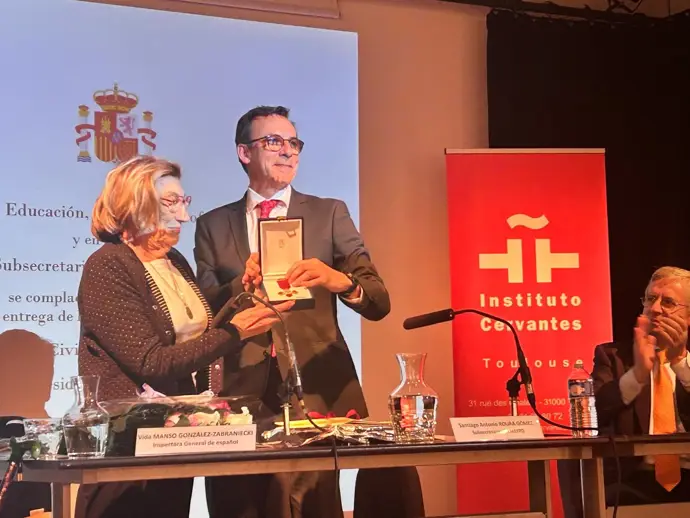 Vida Manso González-Zabraniecki es galardonada con la Orden de Alfonso X el Sabio por promover la