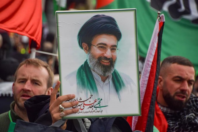 Manifestantes sostienen una imagen del nuevo l&iacute;der supremo de Ir&aacute;n, Mojtaba Jamenei