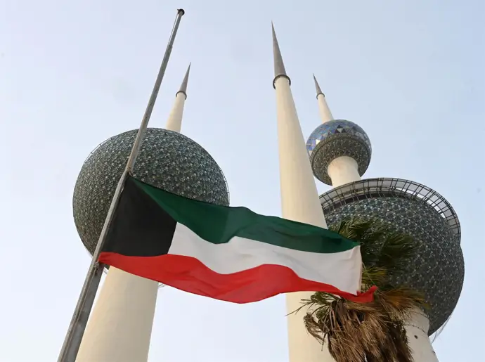 Incendio en refinería de Kuwait tras un ataque con drones.