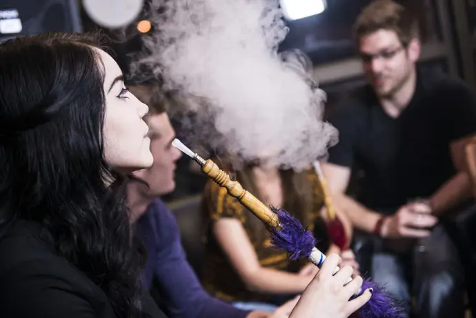 el riesgo de la shisha que muchos pasan por alto: no se evita al aire libre ni por poco tiempo