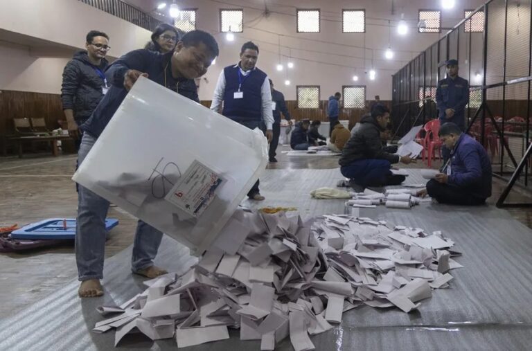 Funcionarios de la Comisión Electoral de Nepal comienzan el recuento de votos un día después de las elecciones parlamentarias en Katmandú