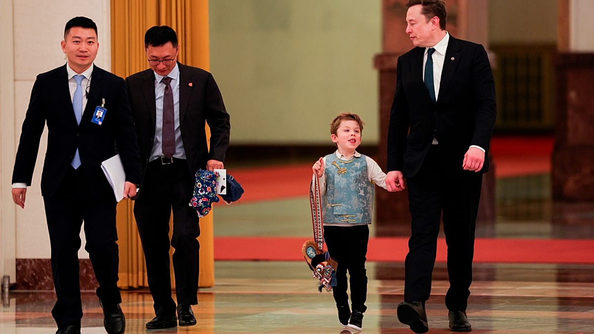 Elon Musk asiste a una cumbre en China con su hijo X Æ A
