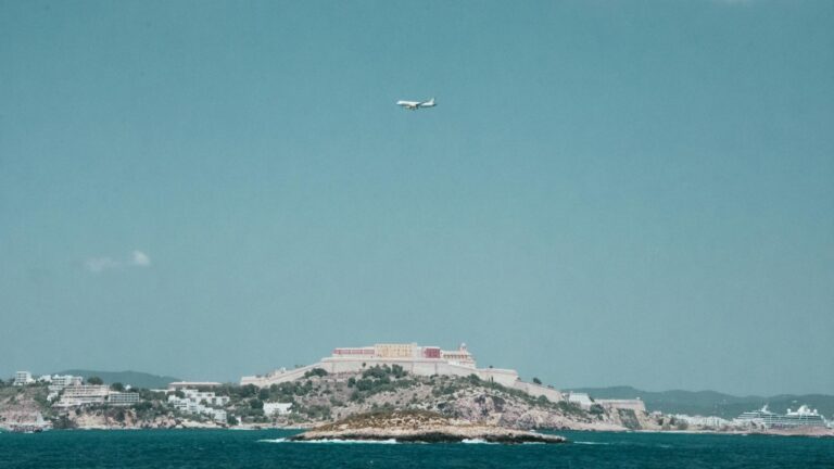 Ampliación del aeropuerto de Ibiza genera oposición ecologista por su impacto ambiental