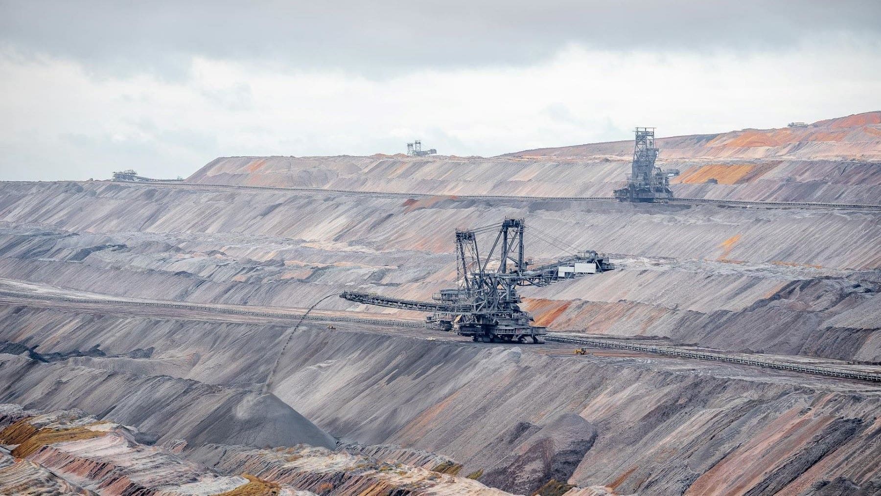 Minerales críticos y su influencia en la transición hacia energías limpias
