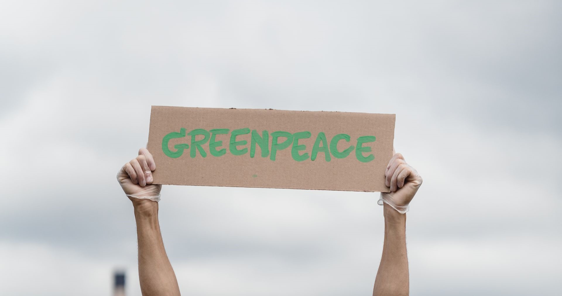 Bardem y Finney se unen contra la intimidación corporativa en el corto de Greenpeace