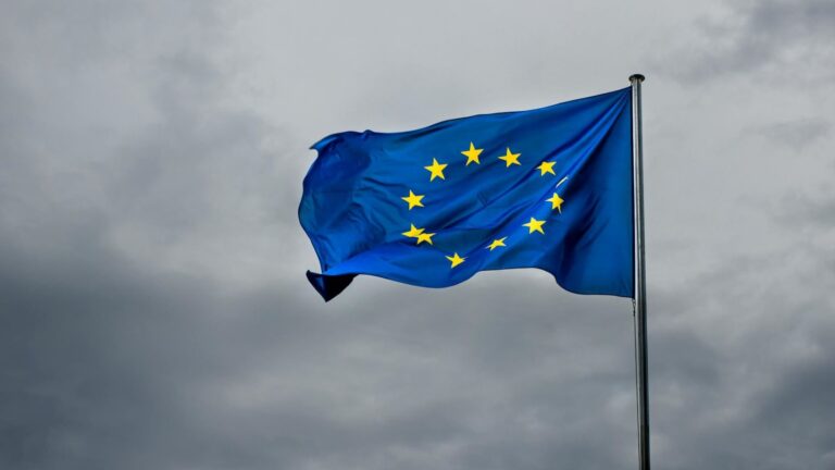 El mercado europeo de emisiones de CO2 enfrenta divisiones en la industria por la revisión de