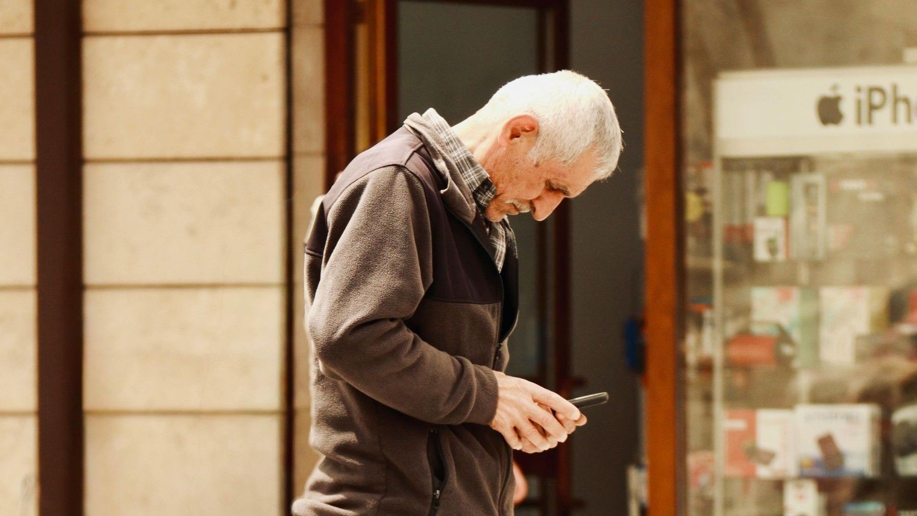 El tique digital provoca controversia sobre sostenibilidad, desigualdad y edadismo