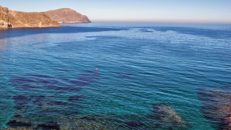 Limpieza de fondos marinos en Cabo de Gata: residuos hundidos en el agua
