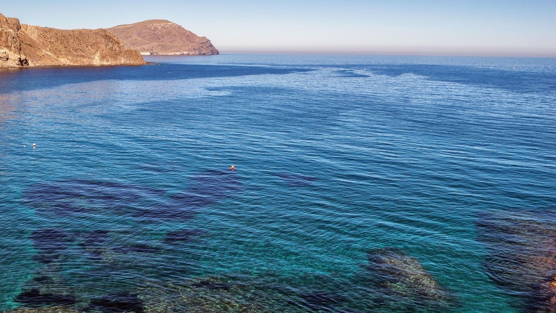 Limpieza de fondos marinos en Cabo de Gata: residuos hundidos en el agua