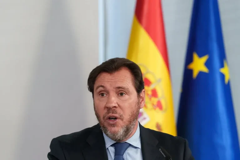 Óscar Puente expresa su desprecio por Feijóo, considerándolo un desastre para la política