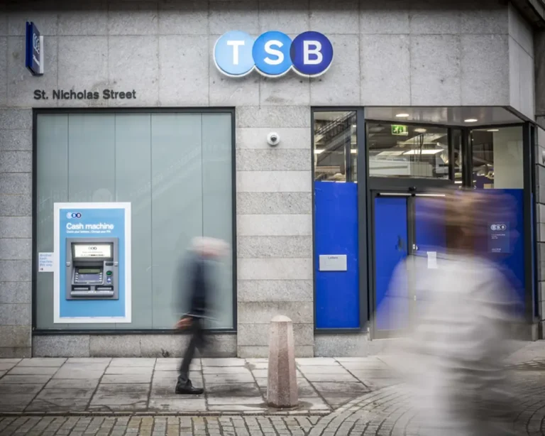 Sabadell vende TSB a Santander por 3.300 millones y pagará el macrodividendo el 29 de mayo