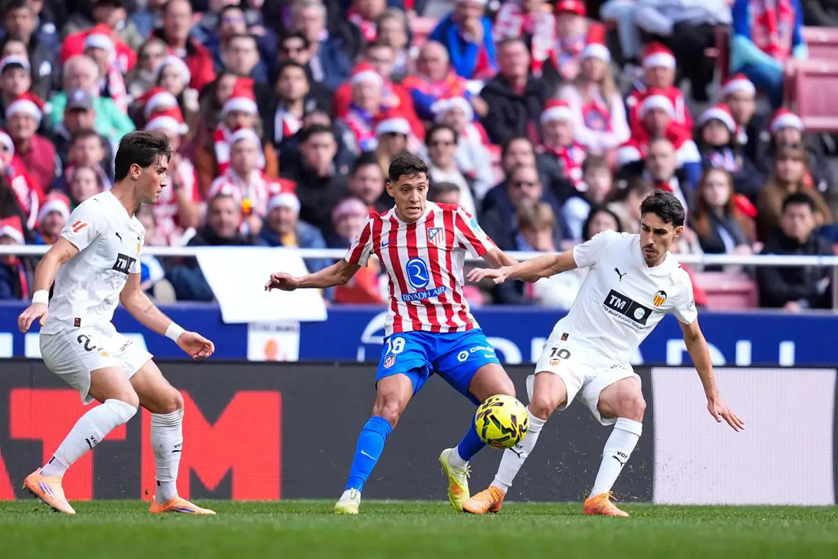 el atlético viaja a valencia con la mente en londres