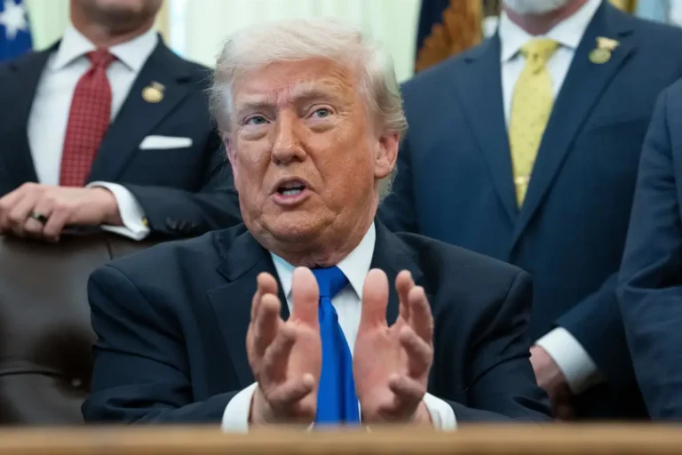 Trump sugiere que EE. UU. podría hacerse cargo de Cuba "prácticamente de inmediato"