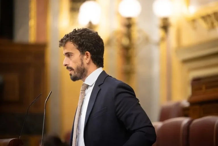 Vox advierte a Moreno Bonilla sobre la exigencia de una prioridad nacional en Andalucía