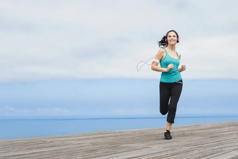 Escuchar tu música favorita durante el entrenamiento aumenta tu resistencia sin sentir tanto