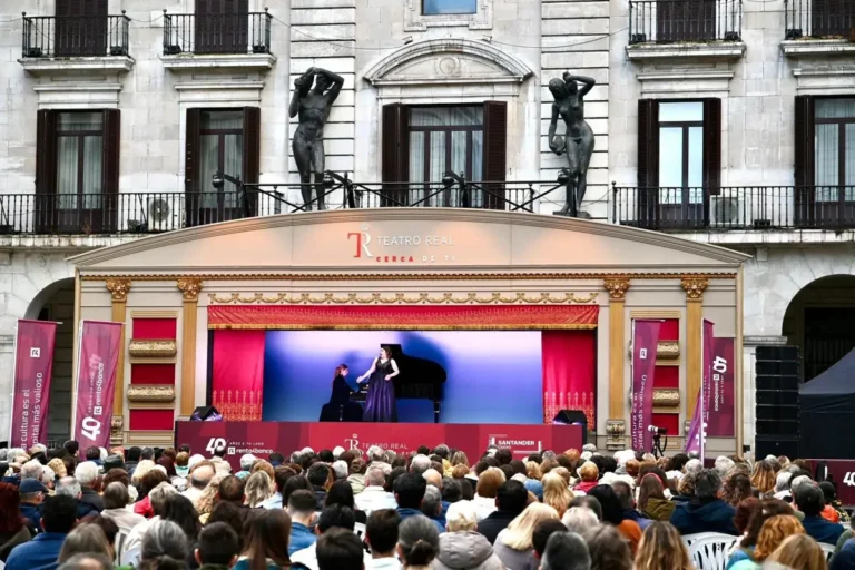 Lleno en la porticada para disfrutar del emotivo concierto de la carroza del Teatro Real