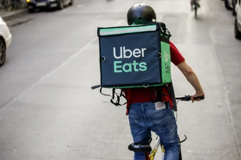 Uber Eats asume una deuda de 110 millones por cuotas de 60.000 falsos autónomos