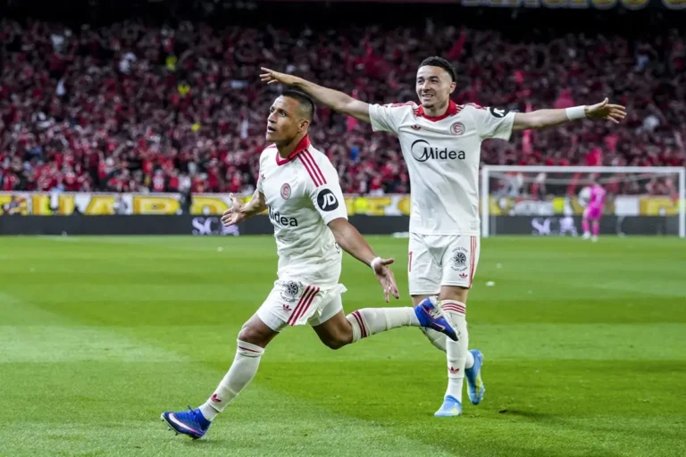 El Sevilla mantiene la fe y sumerge al Alavés en la zona de descenso