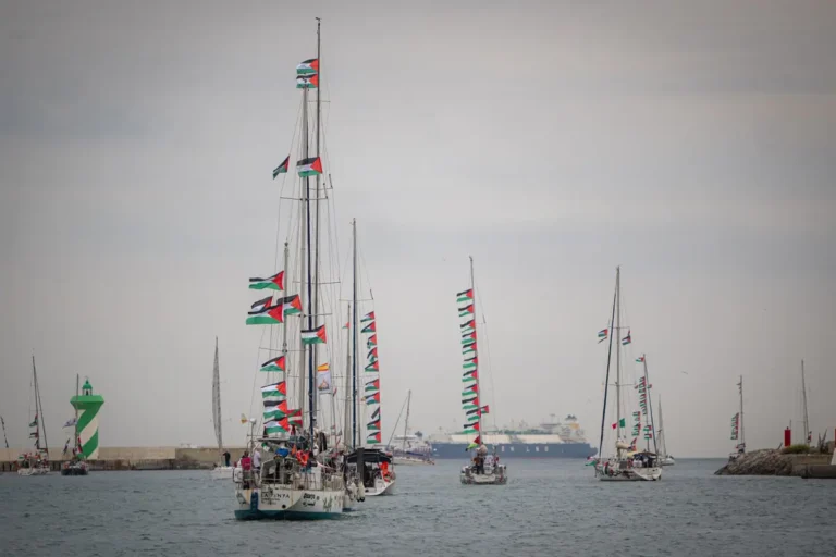 La flotilla de la libertad denuncia intentos de intercepción israelíes cerca de Grecia