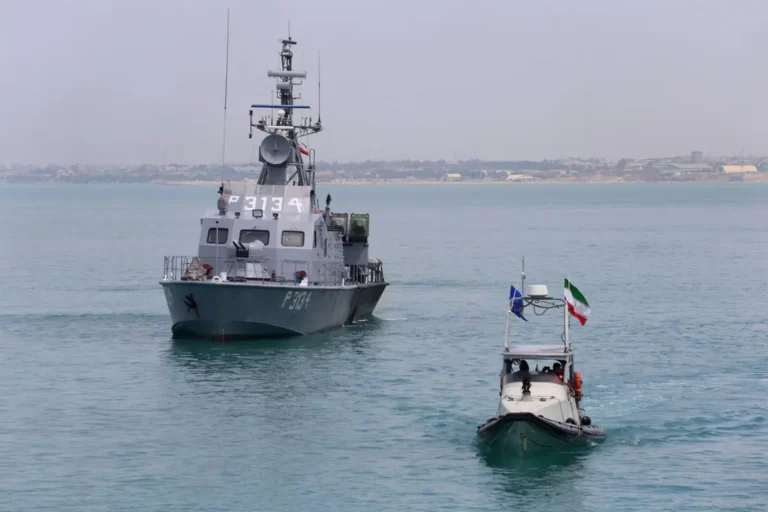 Un proyectil de origen desconocido impacta un barco mercante en el estrecho de Ormuz