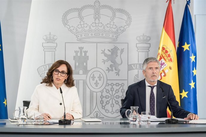 La ministra de Sanidad, Mónica García, y el ministro del Interior, Fernando Grande-Marlaska, durante una rueda de prensa, en el Complejo de la Moncloa, a 6 de mayo de 2026, en Madrid (España). Los ministros comparecen para informar de la reunión de seguim