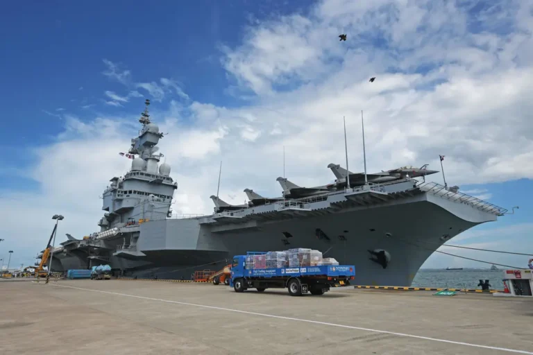 El portaaviones francés Charles de Gaulle navega por el mar Rojo tras cruzar el canal de Suez