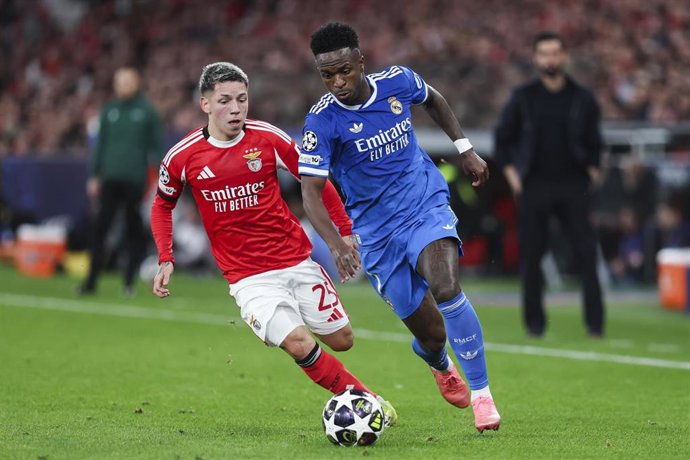 Archivo - Gianluca Prestianni junto a Vinícius Junior durante el Benfica-Real Madrid de la Liga de Campeones 25-26