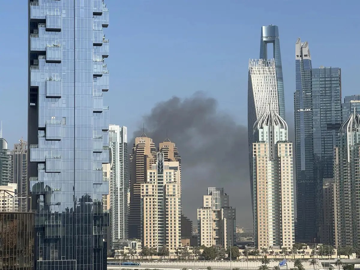 Emiratos Árabes Unidos reporta tres heridos graves por un ataque iraní con misiles y drones