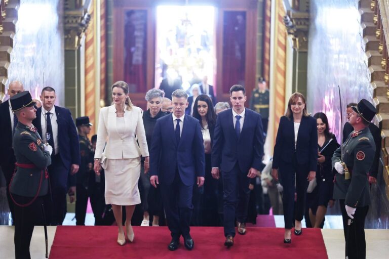 Magyar asume la jefatura del Gobierno húngaro entre las felicitaciones de la UE