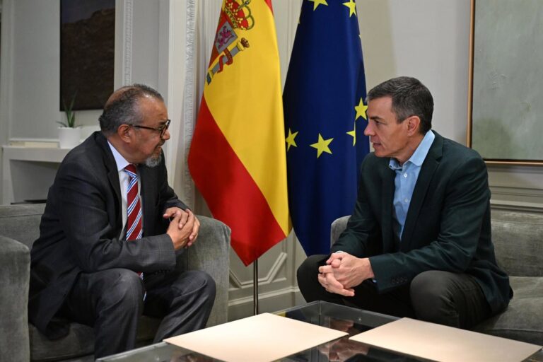 Sánchez se compromete a apoyar a quienes requieren ayuda en su reunión con el director de la OMS
