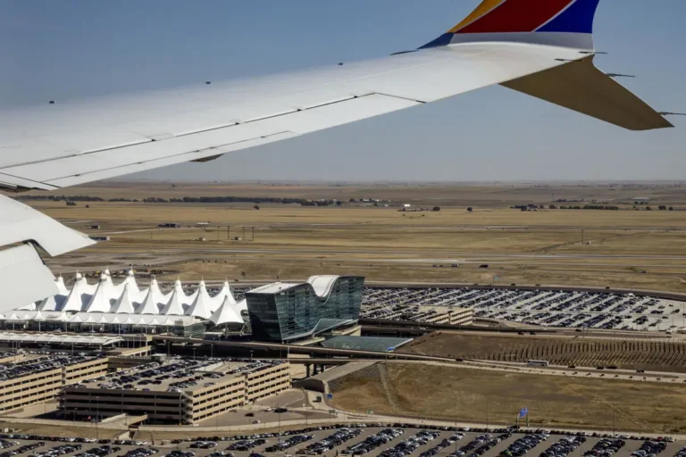 Atropello en aeropuerto de Denver deja un muerto y al menos doce heridos