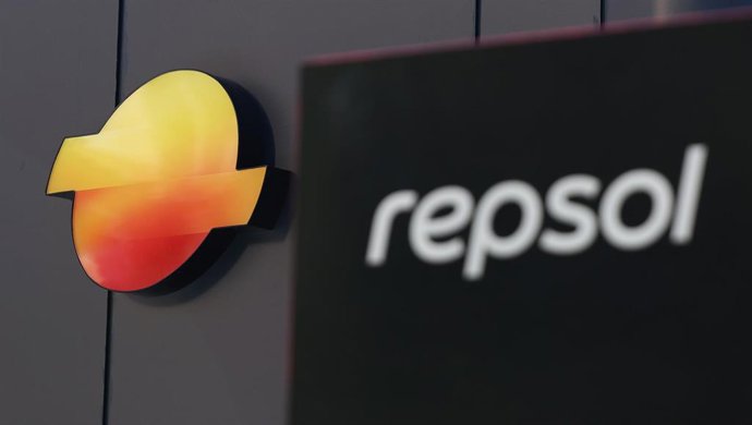 Archivo - El nuevo logo e imagen de marca de Repsol, a 27 de junio de 2025, en Madrid (Espa&ntilde;a)