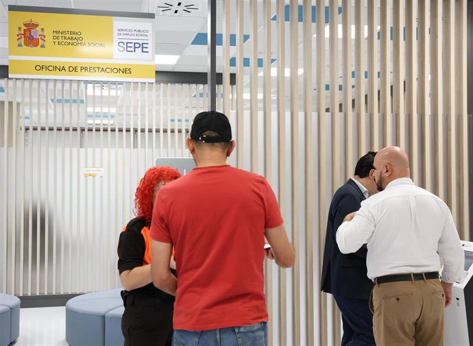 Archivo - Varias personas en una Oficina de Empleo, a 6 de septiembre de 2023, en Rivas-Vaciamadrid, Madrid (España). E