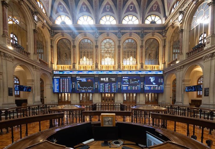 Archivo - Paneles del Ibex 35, en el Palacio de la Bolsa, en Madrid (Espa&ntilde;a)