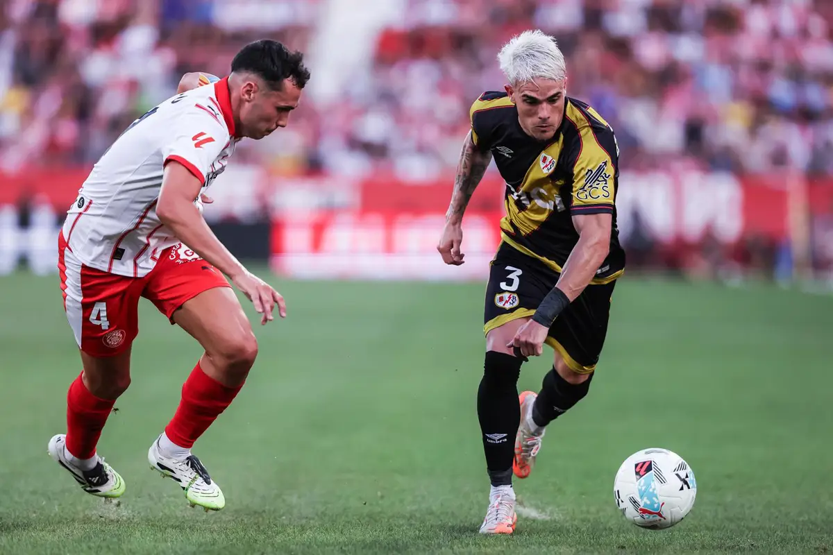 Girona intenta evitar el peligro frente a un Rayo que llega en un gran momento